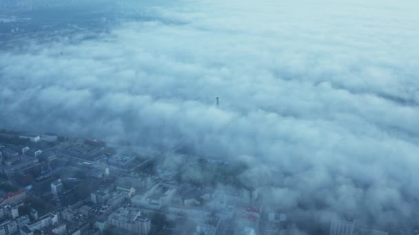 Zdjęcia z porannego miasta pokryte mgłą. Widoczne budynki w dzielnicy miejskiej i szczyt wieży na moście kablowym nad Wisłą. Warszawa, Polska — Wideo stockowe