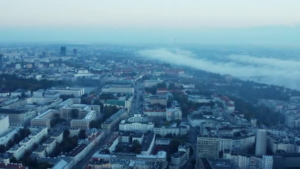 Pagi hari tembakan panorama udara bangunan di kota. Kabut bergulir di sekitar sungai Vistula. Warsawa, Polandia — Stok Video