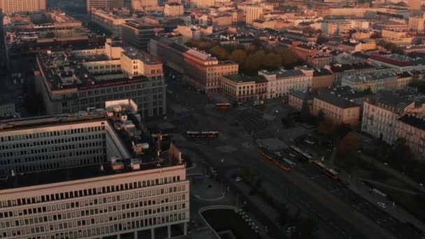 Przód leci nad miastem. Przechył w górę ujawnić duże skrzyżowanie dróg i wysoki wzrost budynków w centrum miasta w świetle wschodu słońca. Warszawa, Polska — Wideo stockowe