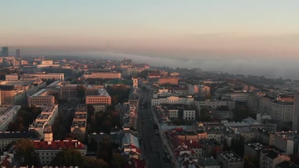 Przód przelatuje nad porannym miastem, budynki w śródmieściu. Mgła wokół rzeki w tle. Warszawa, Polska — Wideo stockowe