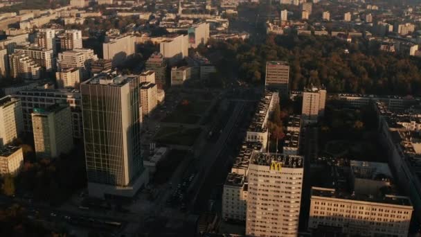 Vorwärts fliegen über Wohnsiedlungen in der Stadt. Hochgekippte Häuser zeigen mehr Wohnhäuser in der Morgensonne. Warschau, Polen — Stockvideo