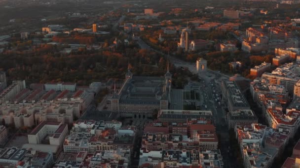 Imágenes aéreas de gran edificio histórico del Ministerio del Aire y arco triunfal Arco de la Victoria a la luz del atardecer. — Vídeos de Stock