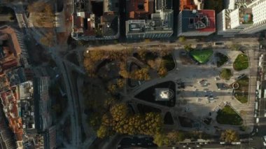 Havadan kuşların gözü üstte. Plaza de Espana Meydanı 'nın ve etrafındaki sokakların görüntülerinde. Mahalledeki apartmanların çatı katı görüntüleri..