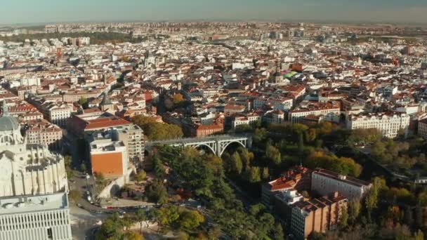 Snímek a pan záběry historického Segovia Viaduktu a budov ve starém městě. Panoramatický výhled na město v jasném odpoledním slunci. — Stock video