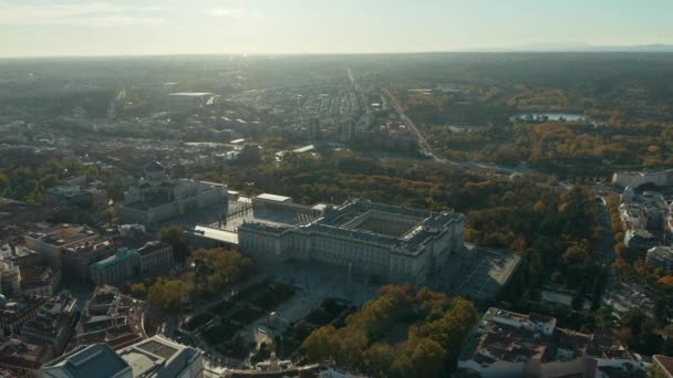 Snímek a pan záběry velké budovy na královském paláci a katedrále Almudena. Letecký pohled proti slunečnímu svitu. — Stock video