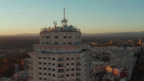 Orbite tournée au sommet du gratte-ciel historique de Torre de Madrid au coucher du soleil. Ancien immeuble de grande hauteur. — Video
