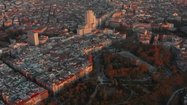 Imágenes panorámicas aéreas de la ciudad al atardecer. Edificios iluminados por los últimos rayos de sol del día. — Vídeos de Stock