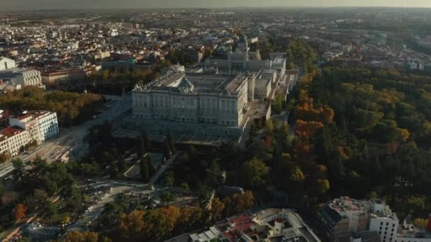 Aerial panoramic footage of large city. Amazing shot of Royal Palace and Almudena Cathedral at golden hour. — Stock Video