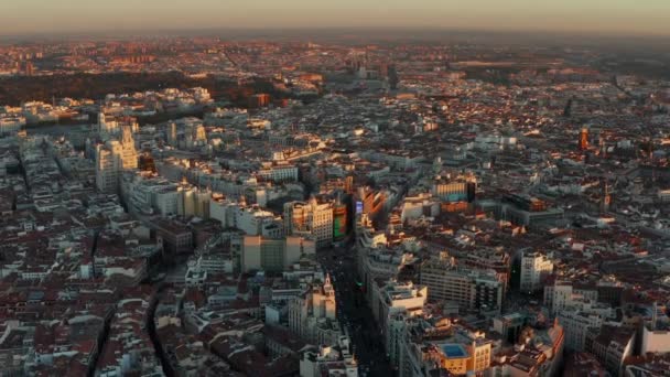 Vista panorámica aérea de la gran ciudad al atardecer. Calle Gran Vía en el centro de la ciudad rodeada de edificios altos. — Vídeos de Stock