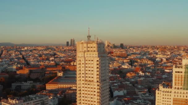 Высокий кадр развития города, освещенный ярким солнечным светом. Историческая высотка Torre de Madrid на переднем плане. — стоковое видео