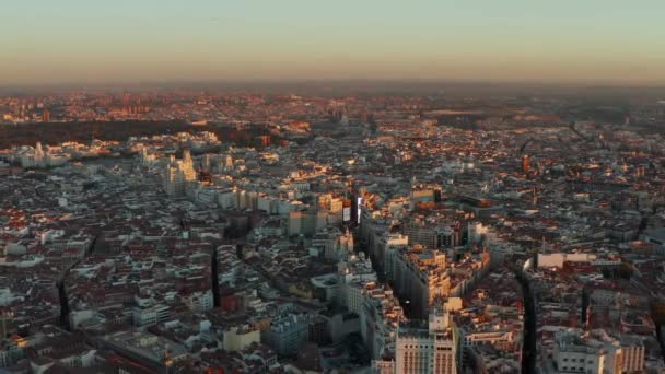 En arrière voler au-dessus du centre-ville. Images aériennes panoramiques de la ville au coucher du soleil. — Video