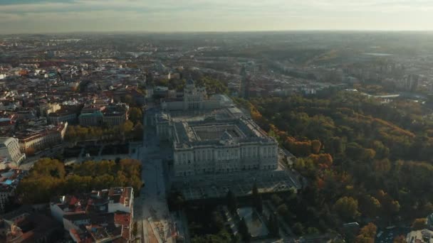 Повітряні панорамні кадри міста в час заходу сонця. Велична будівля на палацовому комплексі та навколишніх парках і садах.. — стокове відео