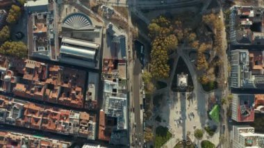 Havadan kuşların gözü üstte, Plaza de Espana meydanının ve etrafındaki binaların manzarasında..