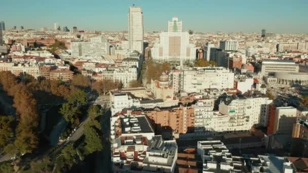 Latać nad budynkami w centrum miasta. Historyczne drapacze chmur na placu w Hiszpanii w jasnym popołudniowym świetle słonecznym. — Wideo stockowe