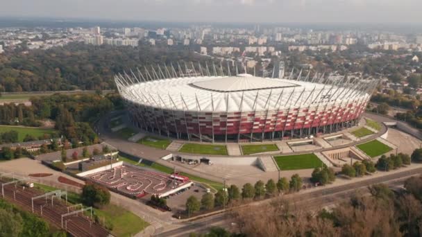 현대 국립 경기장의 슬라이드 및 팬 화면. 공원 과 주택을 배경으로 하고 있다. 폴란드, 바르샤바 — 비디오