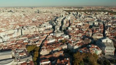 Parlak öğleden sonra güneşinde şehrin gelişiminin panoramik görüntüsü. Şehir merkezinde çok katlı binalar.