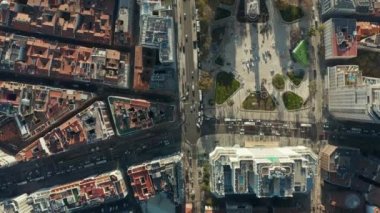 Havadan kuşların gözü Plaza de Espana civarındaki caddelerin aşağısında. Şehirdeki binaların çatı manzarası.