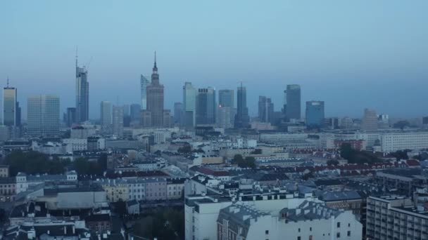 Terbalik terbang di atas lingkungan perkotaan. Skyline dengan pencakar langit di latar belakang. Tembakan udara sebelum matahari terbit. Warsawa, Polandia — Stok Video