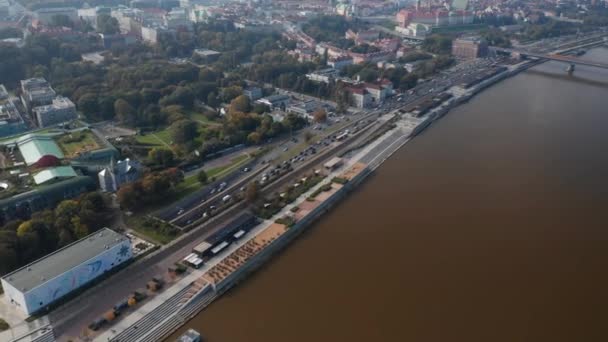 Sudut pandang tinggi lalu lintas berat di jalan bagasi yang mengarah sepanjang sungai Vistula. Muncul mengungkapkan Cityscape dengan Royal Castle. Warsawa, Polandia — Stok Video