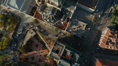 Kraliyet Sarayı kompleksinin yukarıdan aşağıya bakan hava kuşları. Almudena Katedrali ve Almudena Katedrali üzerinde uç.