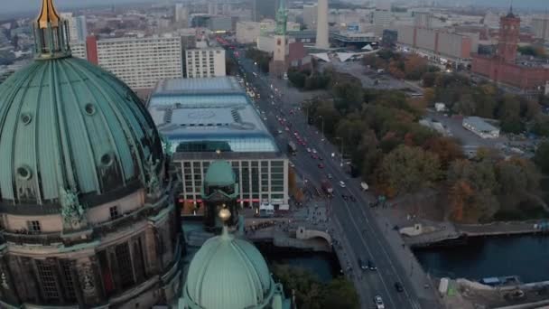 Inclinado hacia arriba revelan el centro de la ciudad con hito, Fersehturm y Rotes Rathaus. Vista de la Catedral de Berlín. Berlín, Alemania. — Vídeo de stock