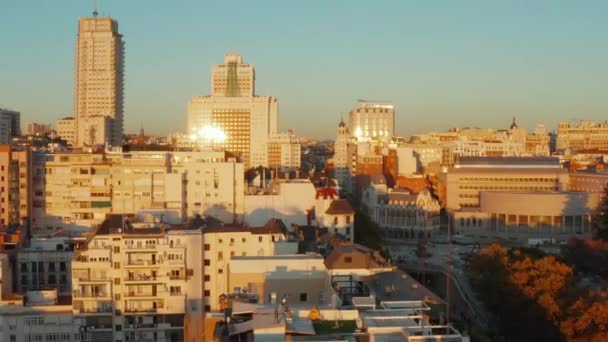 Forwards fly above buildings around Spain square. Famous historic high rise constructions at golden hour. — Stock Video