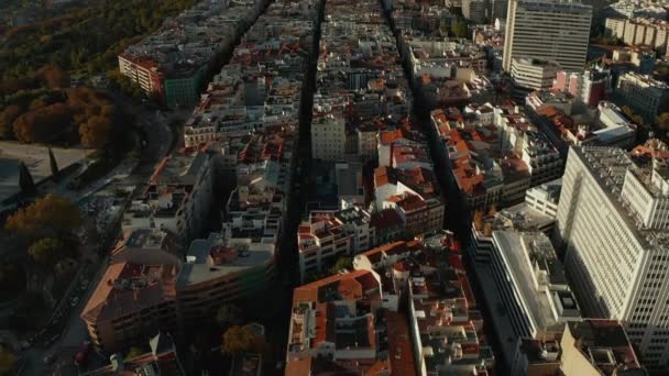 Imagens panorâmicas aéreas do bairro residencial de Arguelles com casas de apartamentos e longas ruas retas. — Vídeo de Stock