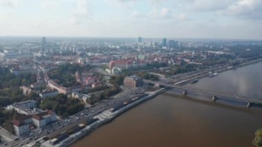 Rıhtım yolundaki yoğun trafiğin hava panoramik görüntüsü. Tarihi binalar ve Kraliyet Kalesi. Varşova, Polonya