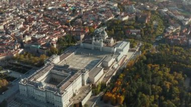 Kraliyet Sarayı kompleksinin hava görüntüleri. Tarihi binalar ve İspanyol kraliyet ailesinin resmi ikametgahı..