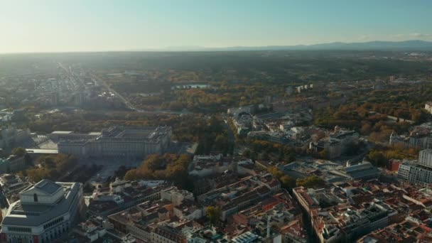 Avante voe acima da parte histórica da cidade com marcos. Royal Theatre e Palácio Real complexo. — Vídeo de Stock