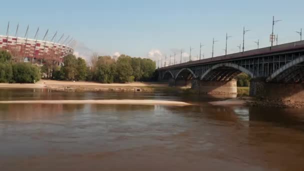 Poniatowski Köprüsü boyunca Vistula nehri üzerinde yol trafiği ile yükselen ileri uçaklar. Modern National Stadyumu yan tarafta. Varşova, Polonya — Stok video