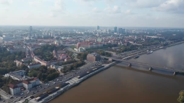 Vue aérienne panoramique de la circulation dense sur la route riveraine. Bâtiments historiques et château royal. Varsovie, Pologne — Video