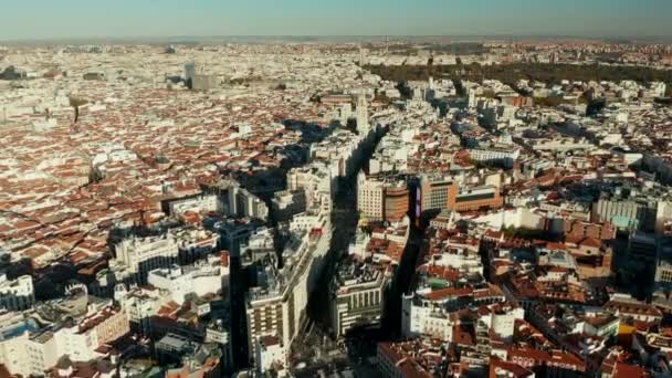 Fliegen Sie über der Großstadt. Einkaufs- und Vergnügungsstraße Gran Via, die von hohen Gebäuden umgeben ist. Panorama-Luftaufnahme der Stadt. — Stockvideo