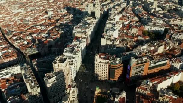 Şehir merkezindeki ünlü alışveriş caddesi Gran Via 'nın üzerinde uçuyor. Yukarı kaldır ve şehir manzarasını göster. — Stok video