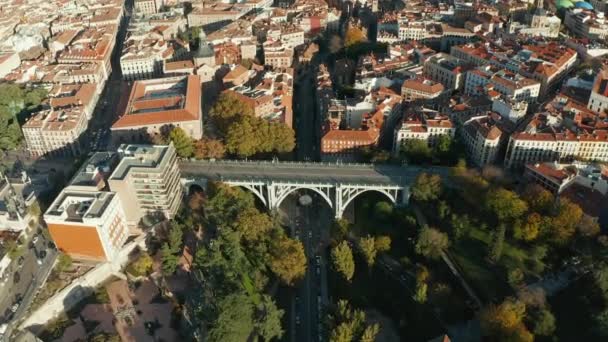 Leć nad zabytkowym mostem łuku drogowego Segovia wiadukt rozciągająca się dolina w mieście. Samochody jadące ulicami. — Wideo stockowe