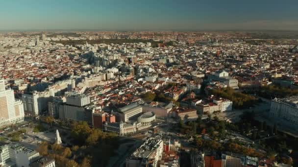Aerial panoramic footage of central city district with landmarks and various historic buildings. — Stock Video