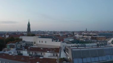 Şehrin modern ticari binası. Kentsel çevredeki binaların hava panoramik görüntüleri. Berlin, Almanya