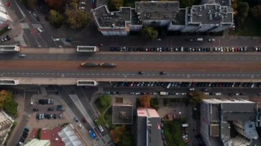 Havadan kuşların gözü yukarıdan aşağıya şehirdeki ulaşım görüntülerinde. Geniş caddenin ortasında tramvayın izini sürüyorum. Varşova, Polonya