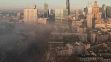 İniş sabah şehrinin üzerinde gerçekleşiyor. Parlak güneşin aydınlattığı gökdelenler ortaya çıkıyor. Varşova, Polonya
