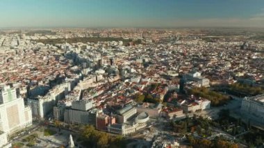 Büyük kasabanın panoramik görüntüsü. Başkentteki tarihi yerler ve turistik yerler.