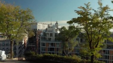 Forwardlar şehirdeki apartmanların üzerinden uçar. Kraliyet Sarayı 'nın kocaman ve güzel binasını gözler önüne seriyor..