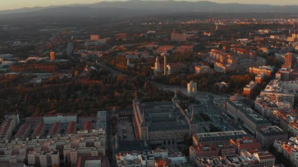 Luchtfoto 's van de stad in de schemering. Overheidsgebouwen, ziekenhuis en universiteit in de wijk Moncloa Aravaca. — Stockvideo