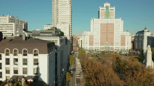 Forwards elevated fly along buildings at Plaza de Espana with historic tall skyscrapers. — Stock Video