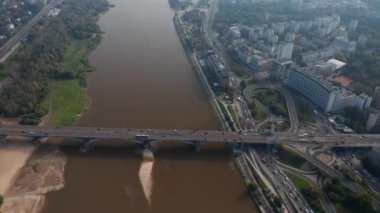 Liman yolu ve Vistula nehri boyunca uzanan köprüdeki yoğun trafiğin yüksek açılı görüntüsü. Şehre giden araçlar. Varşova, Polonya