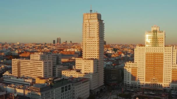 Vorwärts steigende Aufnahmen alter Hochhäuser am Spanienplatz mit Stadtbild im Hintergrund bei Sonnenuntergang. — Stockvideo