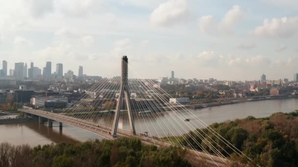 İnanılmaz modern ulaşım inşaatı, uzun kablo Vistula nehri üzerinde Swietokrzyski Köprüsü 'nde kaldı. Arka planda şehir manzarası. Varşova, Polonya — Stok video