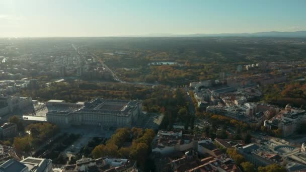 Panoramatické letecké záběry z historického královského paláce a jeho zahrad. Leť nad městem, pohled proti slunci. — Stock video