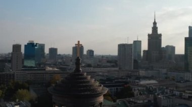 Kilise kulesinin tepesindeki altın haç etrafında yörüngeden ateş edildi. Arka planda şehir merkezi gökdelenleri var. Varşova, Polonya
