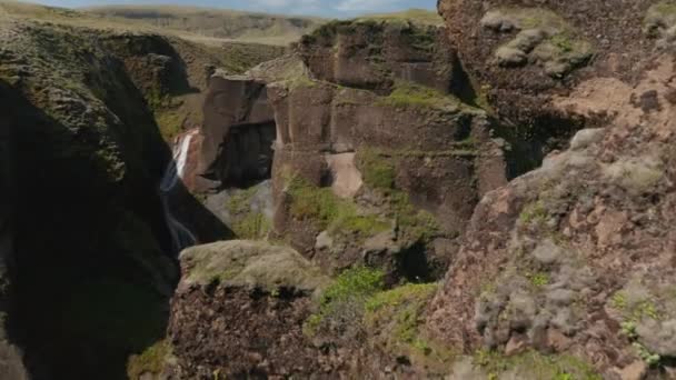Вид на водоспад птахів у каньйоні Fjadrargljufur на півдні Ісландії. Краса на землі. Повітряний вид каскаду в глибокій ущелині в льодовикових високогір'ях стрибає в річку Фджадра. Ісландія — стокове відео