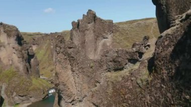 İzlanda 'daki Fjadrargljufur Kanyonu' nun kayalık oluşumuna kuşların bakış açısı. En ünlü seyahat noktalarından birinin jeolojik oluşumlarının insansız hava aracı görüntüsü. Doğada güzellik. Fjadrargljufur Kanyonu